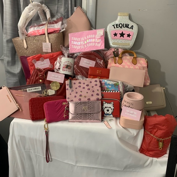 POP UP SHOW!LETS SHOP & GET THE DEALS!NWT, BAGS DESIGNER LUX!Thursday 630 am est - Picture 3 of 12